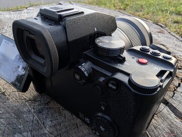 Множество кнопок и дисков управления: Lumix S5-II