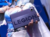 Legion Y700 Infinite позиционируется как лёгкий и тонкий планшет. На снимке: фотография, на которой планшет держит косплеер. 