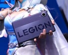 Legion Y700 Infinite позиционируется как лёгкий и тонкий планшет. На снимке: фотография, на которой планшет держит косплеер.