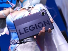 Legion Y700 Infinite позиционируется как лёгкий и тонкий планшет. На снимке: фотография, на которой планшет держит косплеер.