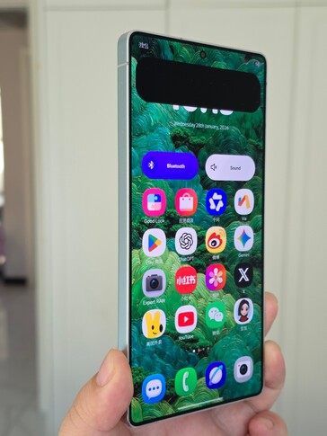 ... может быть затемнен для людей, находящихся рядом.