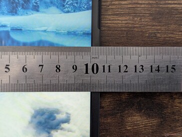 Узкие боковые рамки для доступной модели