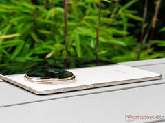 Magic V5 - один из самых тонких и легких складных смартфонов в мире. (Источник изображения: Notebookcheck)