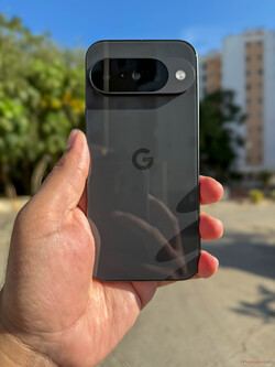 Google Pixel 10 в цвете Obsidian