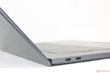 Крышка открывается на максимальный угол ~140 градусов