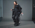 Самобалансирующийся экзоскелет XoMotion от компании Human in Motion Robotics получил канадское одобрение для амбулаторной реабилитации. (Источник изображения: Human in Motion Robotics)
