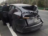 Автомобиль Tesla Model Y 2025 года выпуска доказывает свою прочность во время аварии в Китае (Источник изображения: Aron Li n X)