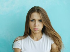 Человек выражает недовольство после негативного результата (Источник изображения: Виталий Гариев/Unsplash)