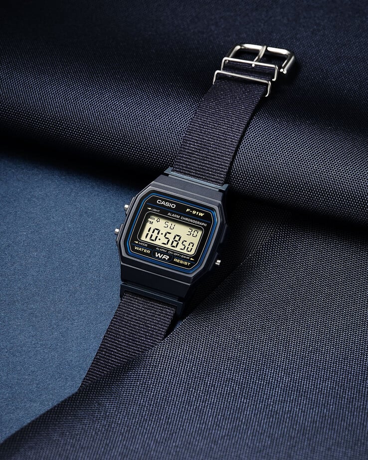 Casio F-91WF-2A с темно-синим тканевым ремешком.