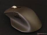 Вид сзади слева на Keychron M6 8K. 
