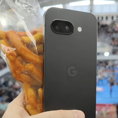 Pixel 9a будет выпущен в нескольких цветах, а не только в черном варианте, показанном здесь. (Источник изображения: Алексис Гарза)