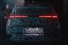 После первоначальных эскизов новый Audi A2 e-tron предстал во плоти, обтянутый камуфляжем во время тест-драйвов на льду и снегу на севере Швеции и в аэродинамической трубе.