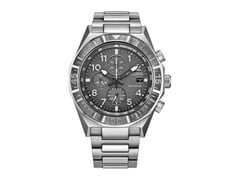 Вид спереди на хронограф Citizen Nighthawk CA0890-54H с серым циферблатом, вращающимся безелем, тремя дополнительными циферблатами и браслетом из нержавеющей стали.