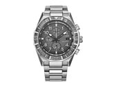 Вид спереди на хронограф Citizen Nighthawk CA0890-54H с серым циферблатом, вращающимся безелем, тремя дополнительными циферблатами и браслетом из нержавеющей стали.