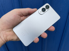 Samsung Galaxy S25 Edge доступен в цветах Titanium Silver (на фото), Titanium Icyblue и Titanium Jetblack. (Источник изображения: Notebookcheck)