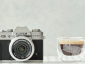 Компактная фотокамера Fujifilm X-T30 II формата APS-C рядом с чашкой кофе