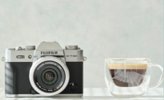 Компактная фотокамера Fujifilm X-T30 II формата APS-C рядом с чашкой кофе