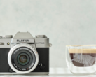 Компактная фотокамера Fujifilm X-T30 II формата APS-C рядом с чашкой кофе