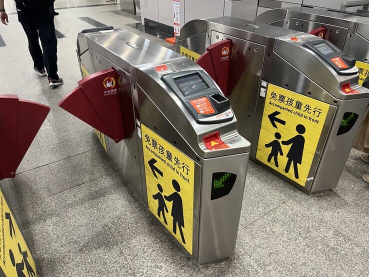 Сканеры QR-кодов у турникетов работают довольно быстро. При наличии некоторой практики нет необходимости сильно замедлять шаг