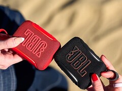 Функция AirTouch в JBL Go 5 позволяет Вам соединить две колонки, прижав их друг к другу.