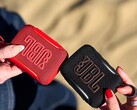 Функция AirTouch в JBL Go 5 позволяет Вам соединить две колонки, прижав их друг к другу.
