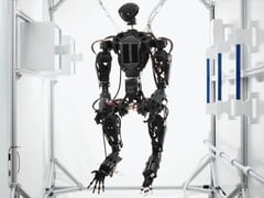 Гуманоидный робот Helios от Orbit Robotics имеет четыре руки, но не имеет ног, поскольку в космосе они ему не нужны.
