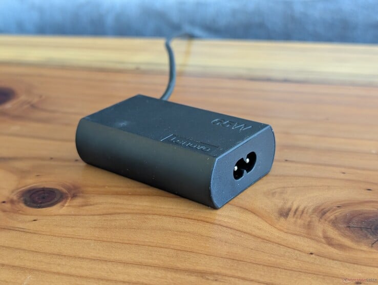 Блок питания USB-C мощностью 65 Вт, поставляемый в комплекте с устройством Lenovo ThinkPad X1 2-in-1 11-го поколения. Обратите внимание, что для подключения к розетке требуется второй кабель питания, поскольку на другом конце кабеля USB-C встроен разъем питания.