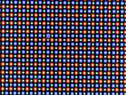OLED-дисплей основан на субпиксельной матрице RG/BG, состоящей из одного красного, одного синего и одного зеленого светодиода