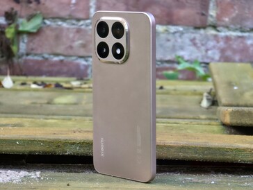 Обзор Xiaomi 15T. (Источник изображения: Notebookcheck/Marcus Herbrich)