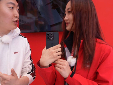 Скриншот, показывающий заднюю панель телефона, сделанный во время прямого эфира