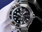 Rolex Submariner - популярные механические часы (слева), и кварцевые часы Casio GMC-B2100D-1A (справа). (Источник изображения: Merit Trends и Casio - отредактировано)