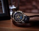 Часы Citizen Exceed серии «Mid-Autumn Moon» (ограниченная серия), расположенные на деревянной подставке, с черным перламутровым циферблатом, аналоговым индикатором фаз Луны и черным ремешком из кожи крокодила.