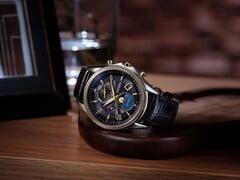 Часы Citizen Exceed серии «Mid-Autumn Moon» (ограниченная серия), расположенные на деревянной подставке, с черным перламутровым циферблатом, аналоговым индикатором фаз Луны и черным ремешком из кожи крокодила.