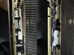 Термогель, используемый в графическом процессоре Gigabyte RTX 5080, вытек на печатную плату. (Источник изображения: Quasar Zone)