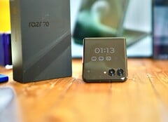 Модель Motorola Razr+ 2026 (Razr 70 Plus) имеет некоторые упрощения в отдельных аспектах, но при этом по-прежнему производит впечатление высококачественного устройства.