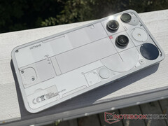 Сооснователь Nothing дал объяснение по этому поводу. На снимке: задняя панель телефона Phone (3). (Источник изображения: Notebookcheck)