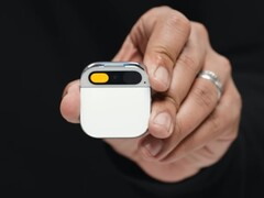 Предполагаемое устройство искусственного интеллекта от OpenAI должно функционировать так же, как злополучный Humane AI Pin, изображенный здесь. (Источник изображения: Humane на YouTube)