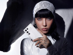 Подтверждено, что RedMagic 11 Air работает на базе Snapdragon 8 Elite. На снимке: женщина держит в руках модель цвета Stardust White. (Источник изображения: RedMagic - отредактировано)