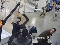 Гуманоидный робот Unitree H1 дико вырывается во время испытания. (Источник изображения: OSINTdefender через X formerly Twitter)