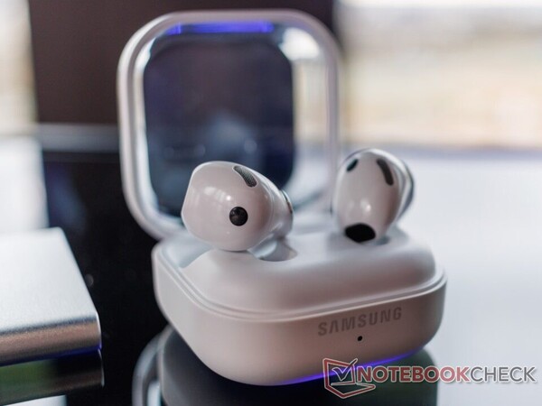 У Galaxy Buds 4 изменен дизайн корпуса для зарядки, но сохранена прозрачная крышка.