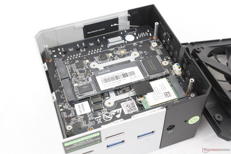 Поддерживается до двух твердотельных накопителей M.2 2280. Хотя у них нет теплораспределителей, вентилятор располагается прямо над ними для охлаждения