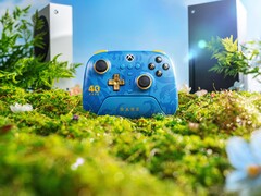 контроллер 8BitDo Rare 40th Anniversary с консолями Xbox Series X и Series S на заднем плане. (Источник изображения: Официальный рекламный плакат 8BitDo)