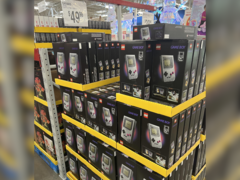 Поддоны с наборами коробок Lego Nintendo Game Boy на витрине Sam&#039;s Club (источник изображения: r/lego)