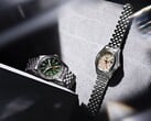 Модели Seiko 5 Sports Field GMT HDB001 с зелёным циферблатом и HDB002 с кремовым циферблатом представлены рядом на пятизвенных браслетах из нержавеющей стали; каждая из них оснащена фиксированным 24-часовым безелем и оранжевой стрелкой GMT.