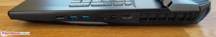 Правая сторона: слот microSD, 2х USB 3.1 Gen2 Type-A, USB 3.1 Gen2 Type-C, Mini DisplayPort 1.4, HDMI 2.0
