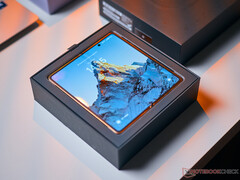 Honor Magic V6 не может полностью скрыть внутреннюю складку дисплея, если смотреть на него под косыми углами.