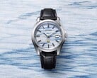 Часы Citizen AQ4090-08A представлены на фоне бумаги «васи» цвета индиго, что подчеркивает синий узор циферблата ручной работы, напоминающий туман.