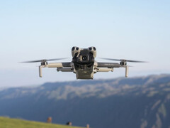 DJI Mini 5 Pro в полете. (Источник изображения: via Roland Quandt) 