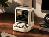 Divoom объединяет настольную колонку с 3,95-дюймовым дисплеем.