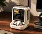 Divoom объединяет настольную колонку с 3,95-дюймовым дисплеем.